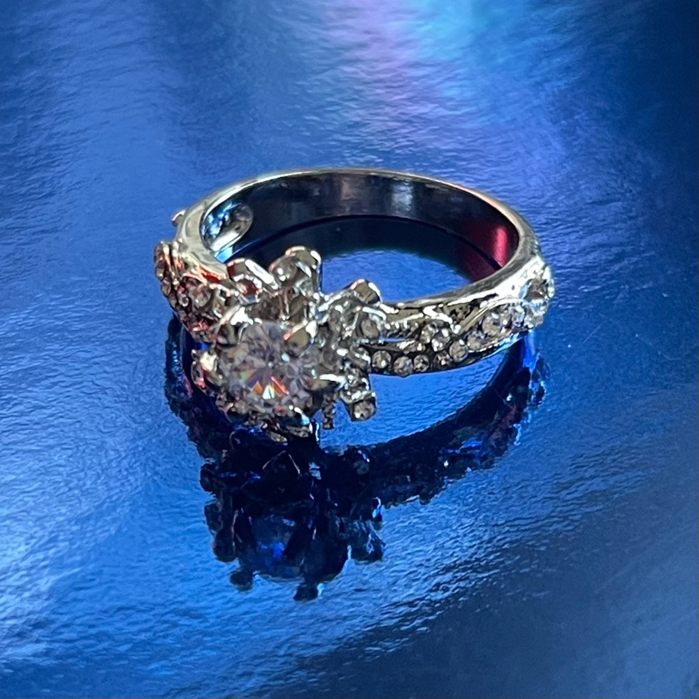 Silver Toned Clear Stone Fashion Ring Size 7